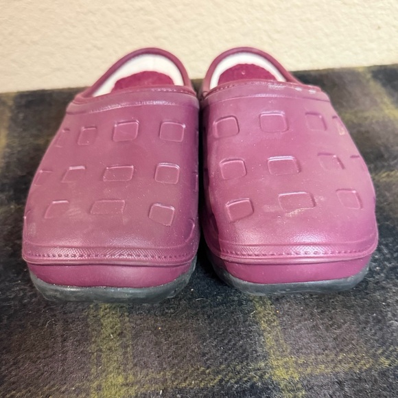 4/$15 Lands' End Slip-On Slippers in Plum - Picture 2 of 7